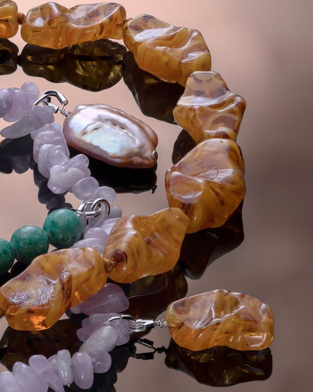 Image of artwork titled "Colliers" by Anaïs Horn